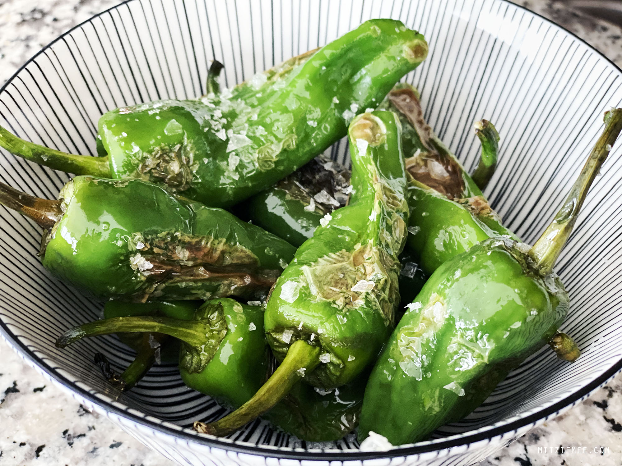 Recept på Pimientos de Padrón - Stekta gröna paprikor