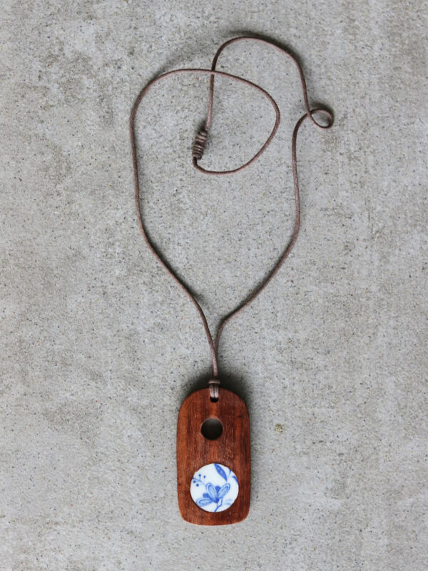 Halsband med hänge - Porslin & Trä - (h)A.N.D. - Mitzie Mee Shop