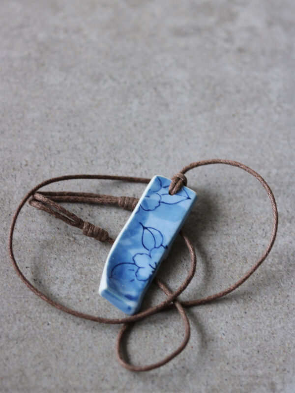 Halsband med porslinshänge - (h)A.N.D. - Mitzie Mee Shop