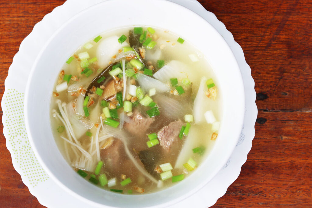 Recept: Cambodiansk soppa med biff och syltad lime (Ngam Ngov Sach Ko)