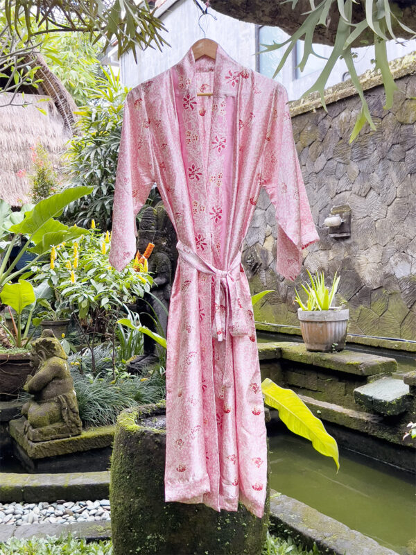 Ljusrosa Morgonrock i Siden - Ketut Riyanti - Fair Fashion från Bali - Mitzie Mee Shop
