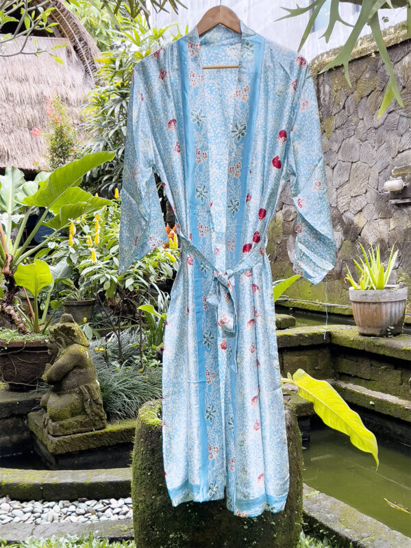 Silk Robe - Ljusblå Morgonrock i Siden - Ketut Riyanti - Fair Fashion från Bali - Mitzie Mee Shop