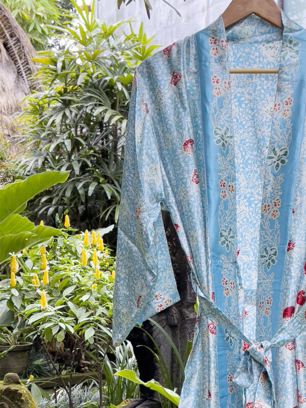 Silk Robe - Ljusblå Morgonrock i Siden - Ketut Riyanti - Fair Fashion från Bali - Mitzie Mee Shop