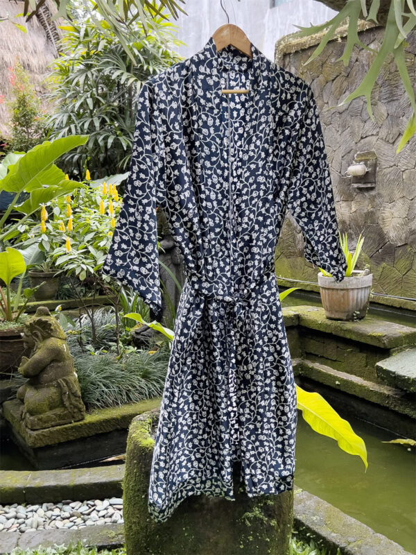 Mörkblå Morgonrock i Siden - Ketut Riyanti - Fair Fashion från Bali - Mitzie Mee Shop