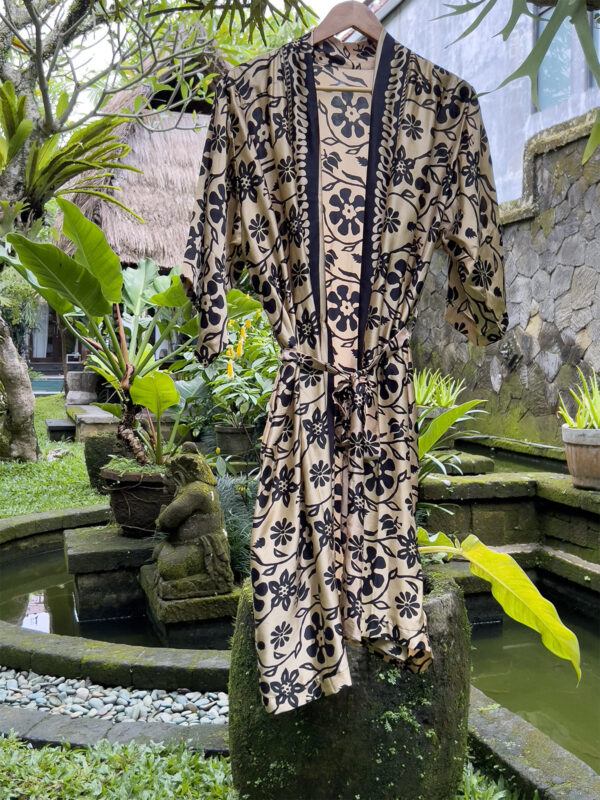 Silk Robe - Svart & Golden Beige Morgonrock i Siden - Ketut Riyanti - Fair Fashion från Bali - Mitzie Mee Shop