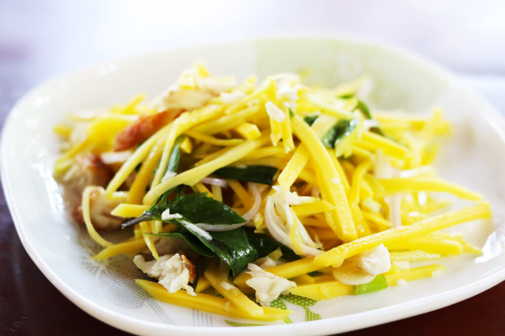 Cambodia recept: Mangosallad med friterad fisk