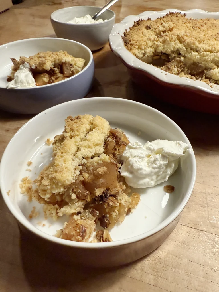 Recept: Apple Crumble med mandelmassa och granola